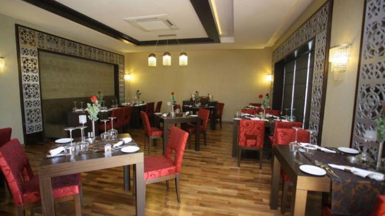 QUEEN ELiZABETH SUiTE HOTEL
