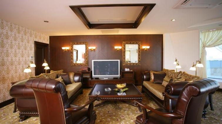QUEEN ELiZABETH SUiTE HOTEL