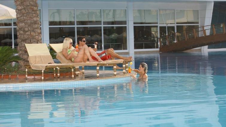 QUEEN ELiZABETH SUiTE HOTEL